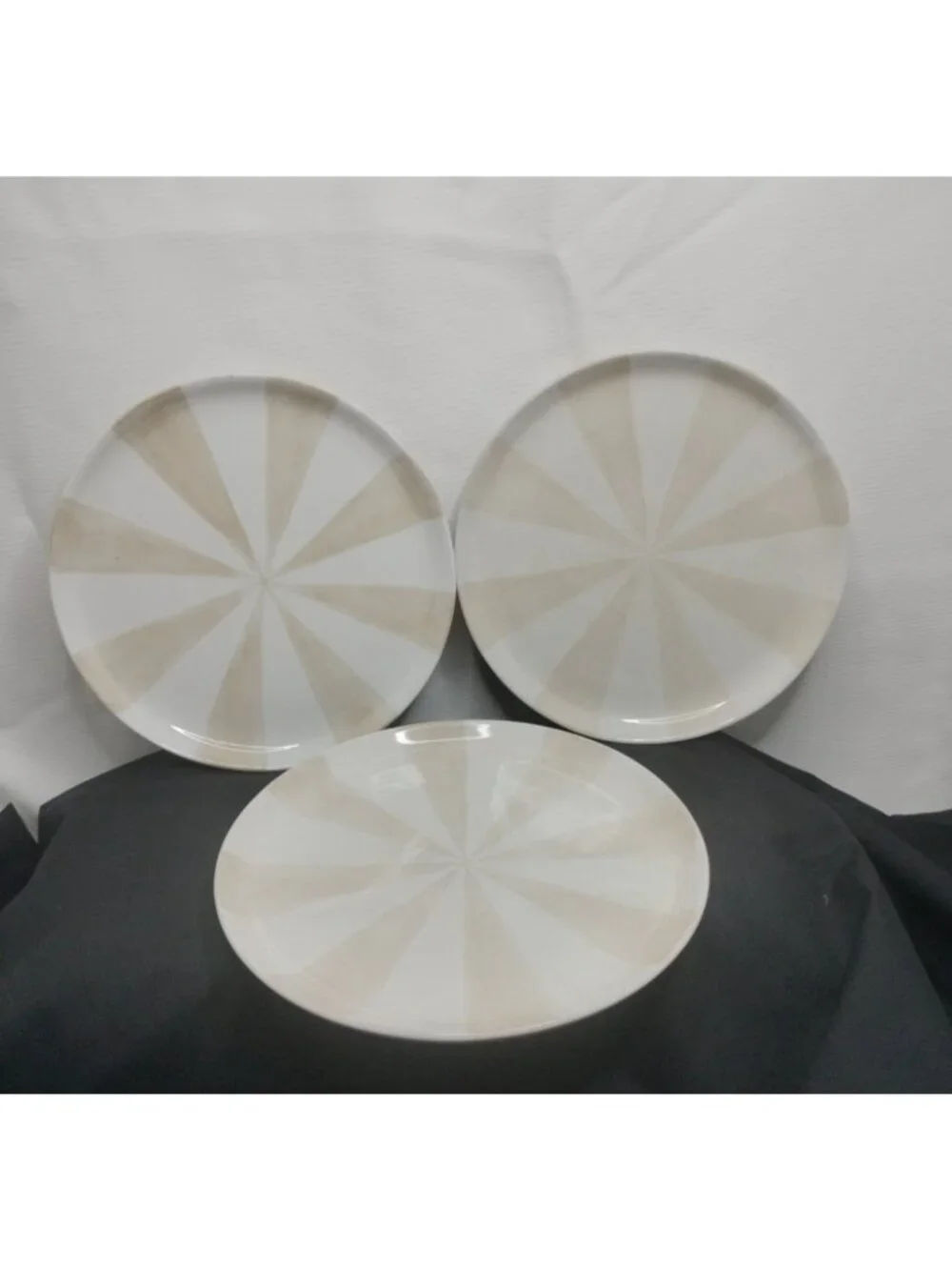 Jonathan Adler designed Tan pinwheel plates Set Of 3 8